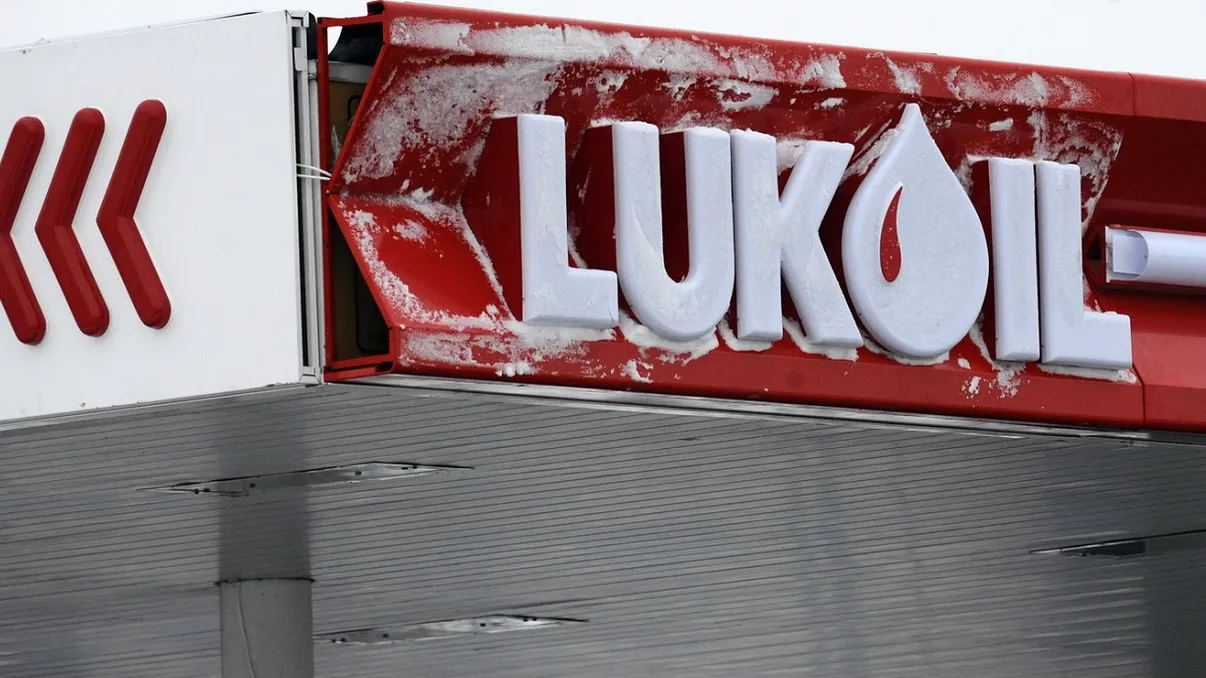 Activele externe ale Lukoil, în valoare de 22 de miliarde de dolari, au un nou cumpărător. Ce afaceri are compania în România