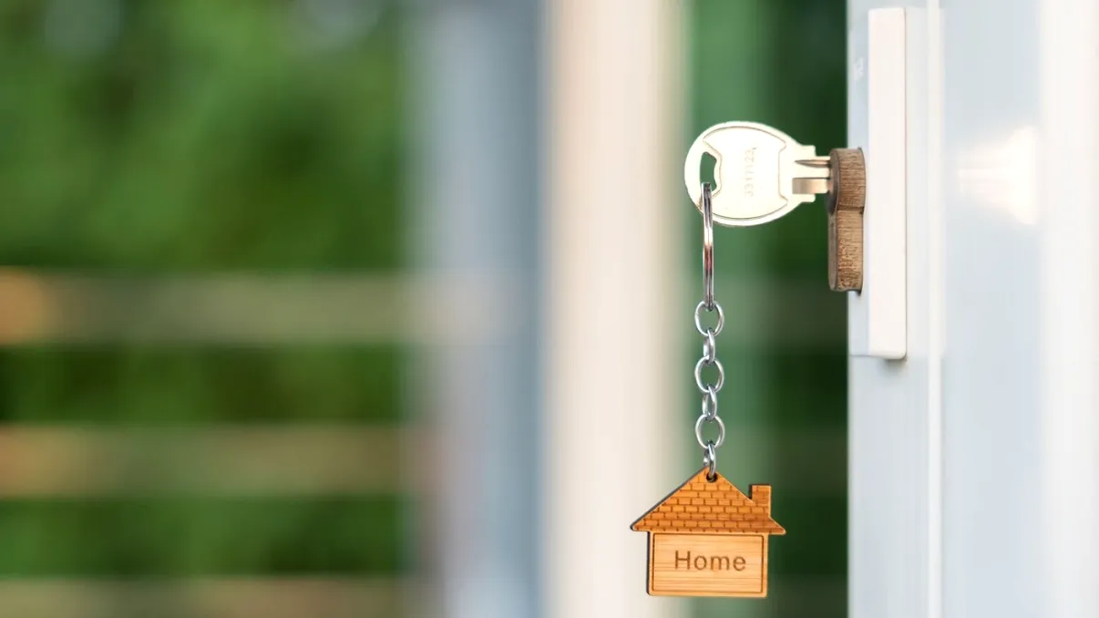 Au cumpărat o casă veche şi abia apoi au descoperit o uşă ascunsă. Nu mai fusese deschisă din 1974, ce au găsit dincolo de ea