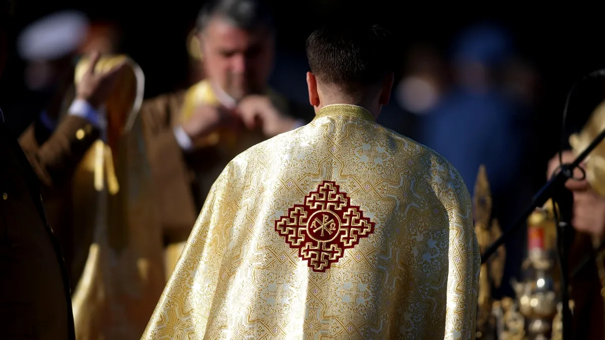 Cât câștigă un preot în 2026 în România. Salariul, sporurile și condițiile explicate