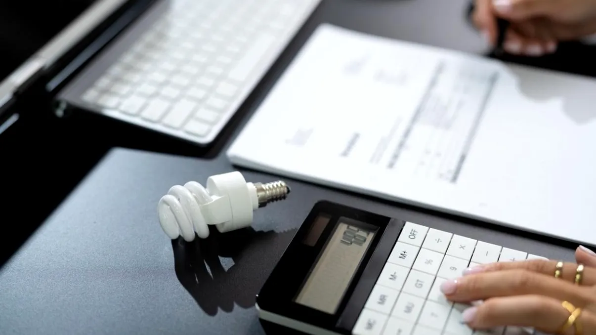 Cum pot românii să-și reducă factura la curent cu până la 35%. Soluția recomandată de specialiști