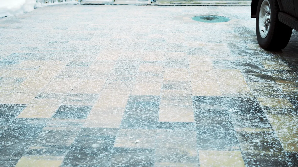 Cum scapi de gheața din curte fără să distrugi cimentul. Metode sigure
