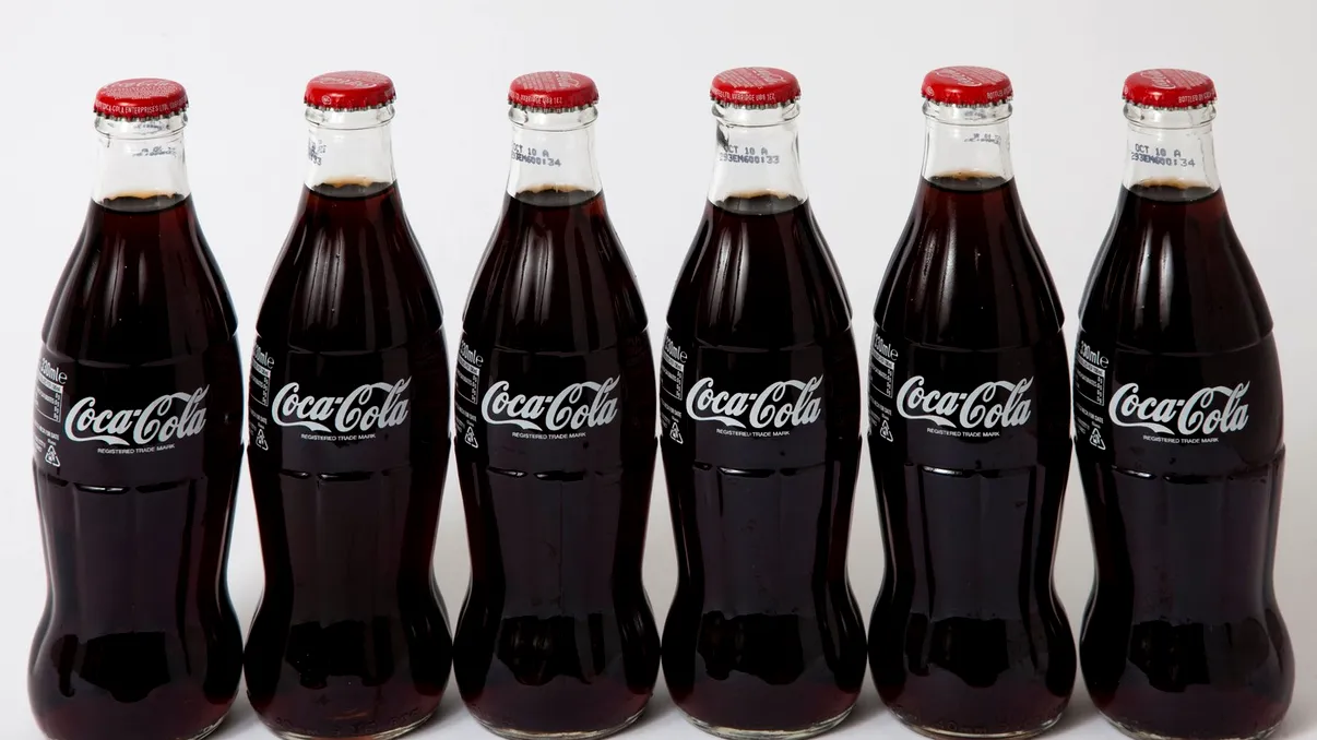 De ce este cola neagră: ingredientul care o face să aibă această culoare