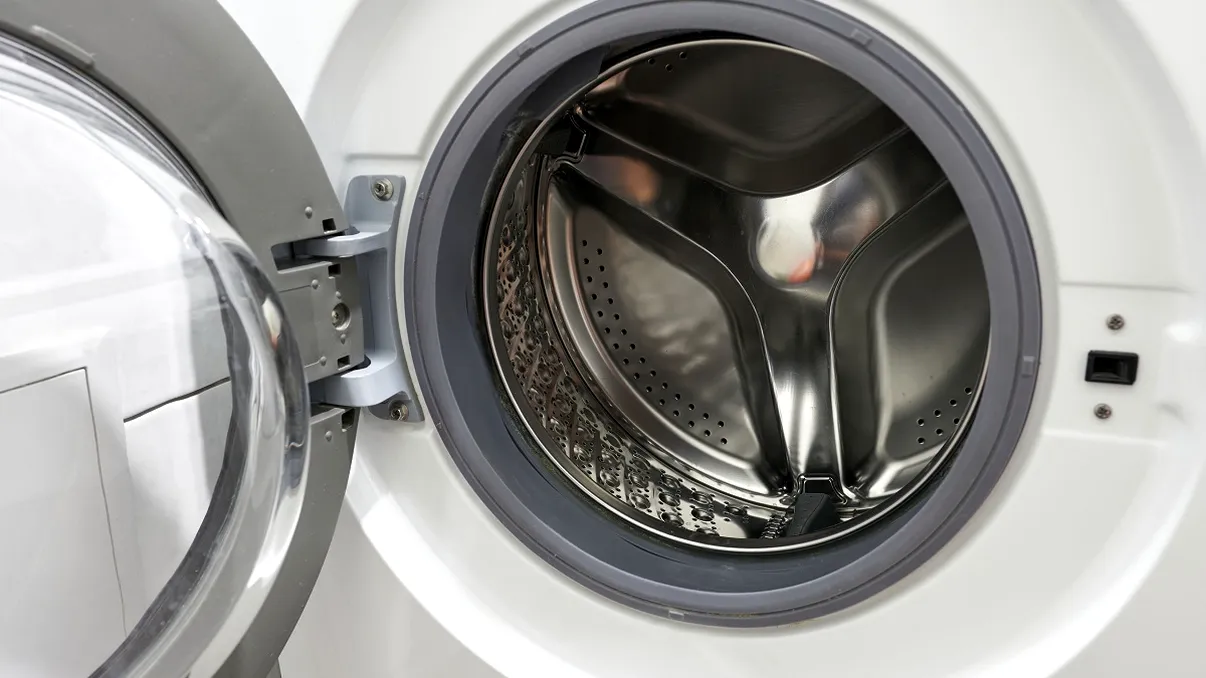 Din ce în ce mai mulţi români pun un burete abraziv în maşina de spălat rufe. Trucul nu a devenit viral degeaba