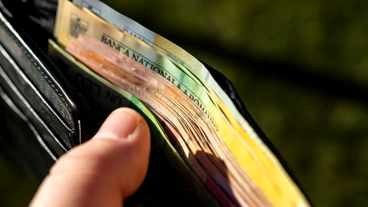 Domeniile cu cele mai mari salarii medii din România. HoReCa și confecțiile, la coada clasamentului