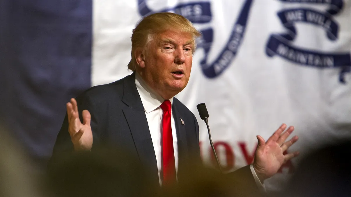 Donald Trump a arătat degetul mijlociu către un protestatar în timp ce acesta îi amintea de dosarele Epstein. Lămuriri de la Casa Albă VIDEO