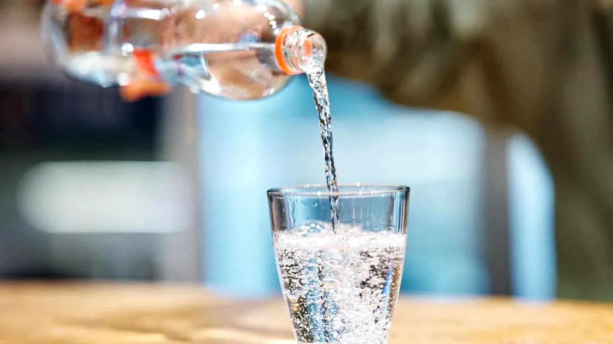 Este sau nu dăunătoare apa minerală: Un expert spune de ce trebuie consumată