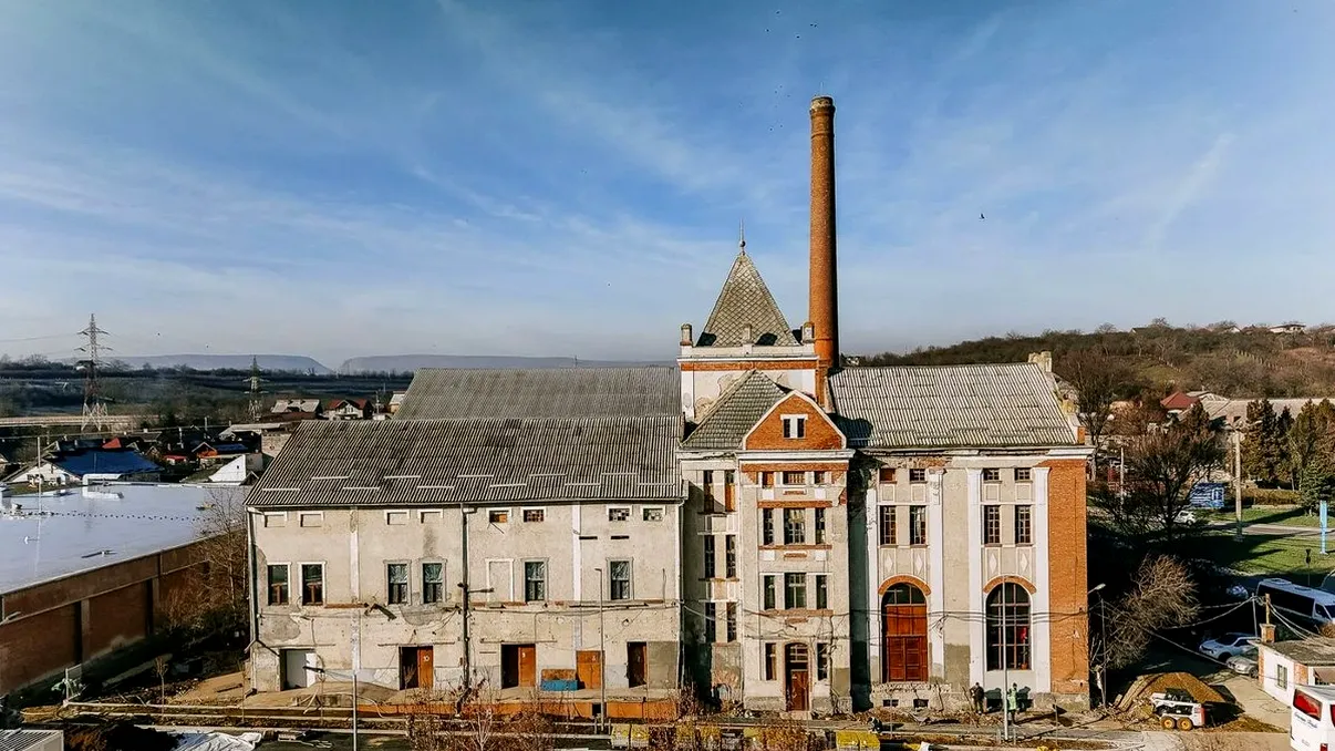 Fabrică emblemă din România, scoasă la vânzare. Cât cere proprietarul pentru clădirea veche de 200 de ani