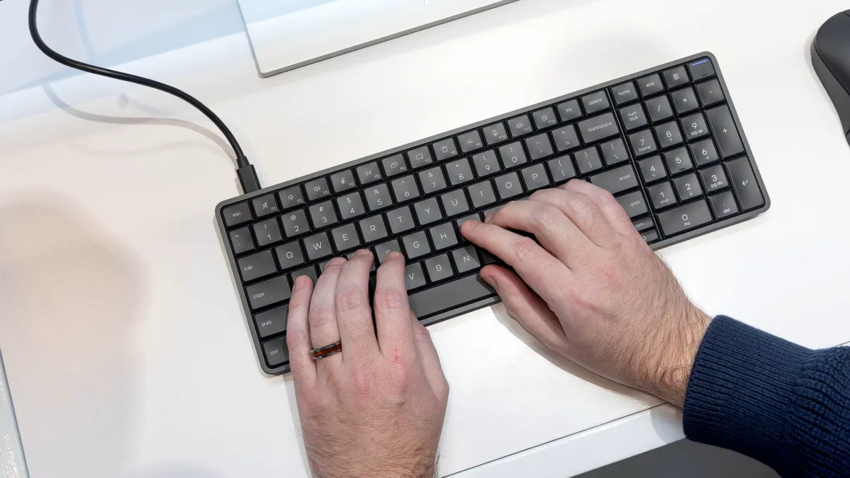 HP EliteBoard G1a, PC-ul ascuns în tastatură: cum arată ideea de „desktop portabil” la CES 2026
