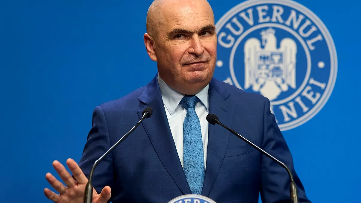 Ilie Bolojan, huiduit de protestatari la sosirea la Primăria Botoşani. Cum a reacționat premierul, după ce a auzit ce se striga VIDEO