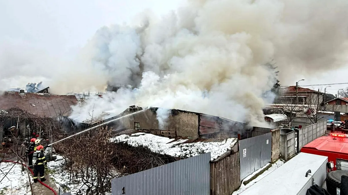 Incendiu de proporții pe strada Garoafei, din cartierul Rahova. Flăcările au cuprins case și anexe gospodărești pe 700 mp UPDATE