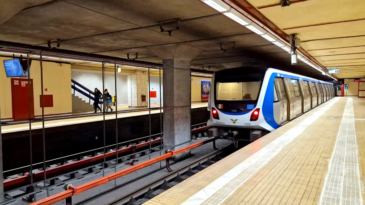 Incident grav la metroul din Bucureşti. Un tren a deraiat, circulaţia este blocată temporar