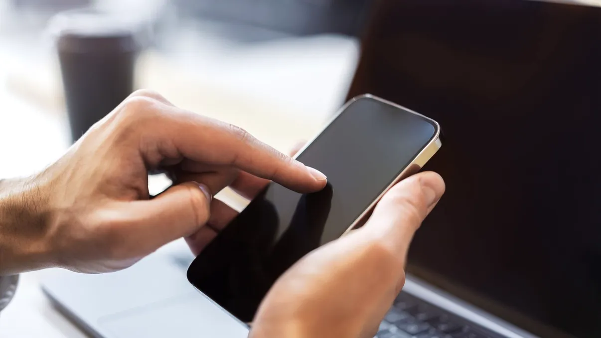 Modul în care ţii telefonul în mână spune multe despre tine. Imaginea care îţi arată că ai o inteligenţă peste medie