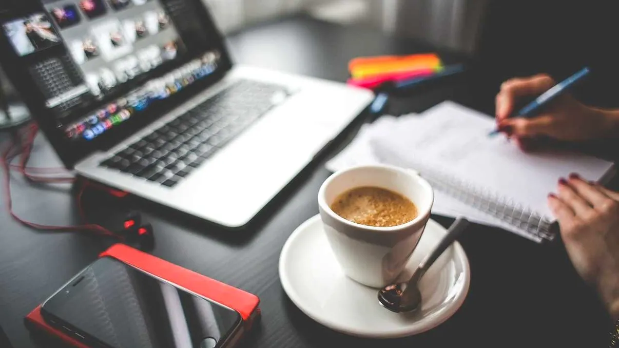 O angajată şi-a pierdut locul de muncă pentru o pauză de cafea. Cum a motivat compania din Germania concedierea femeii