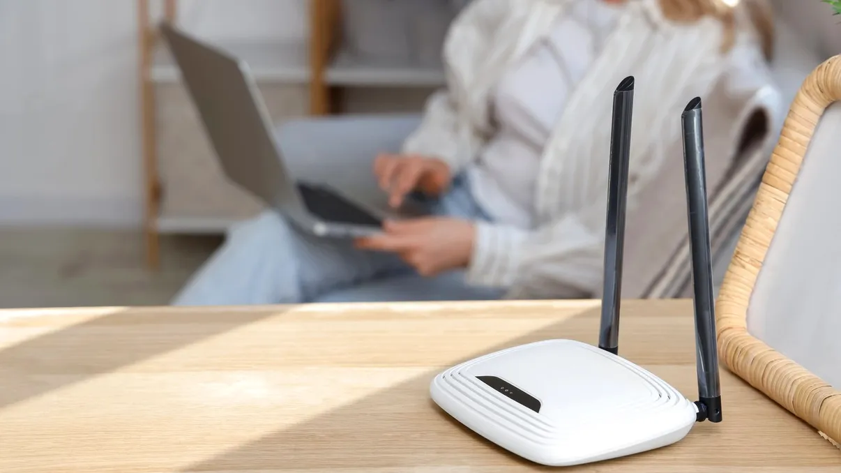 Obiecte din casă care îți pot încetini internetul: ce să nu așezi lângă routerul Wi-Fi