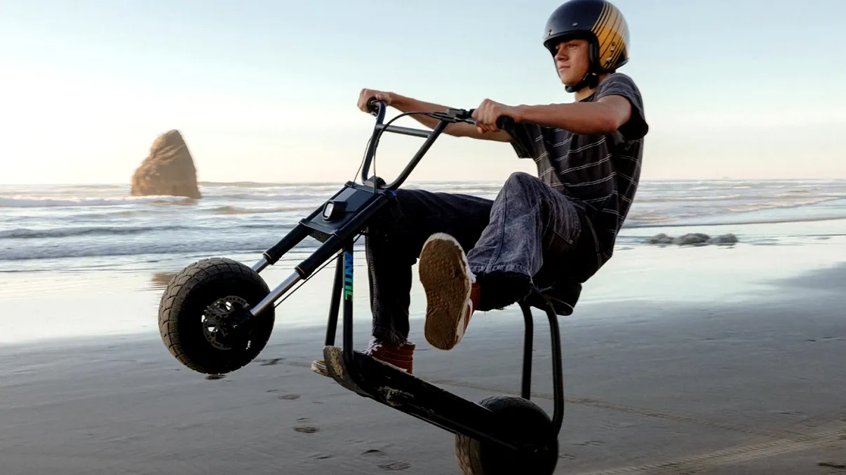 Mini bicicleta electrică cu rădăcini în anii `70, dar dotări inteligente cât se poate de actuale - Onewheel Antic