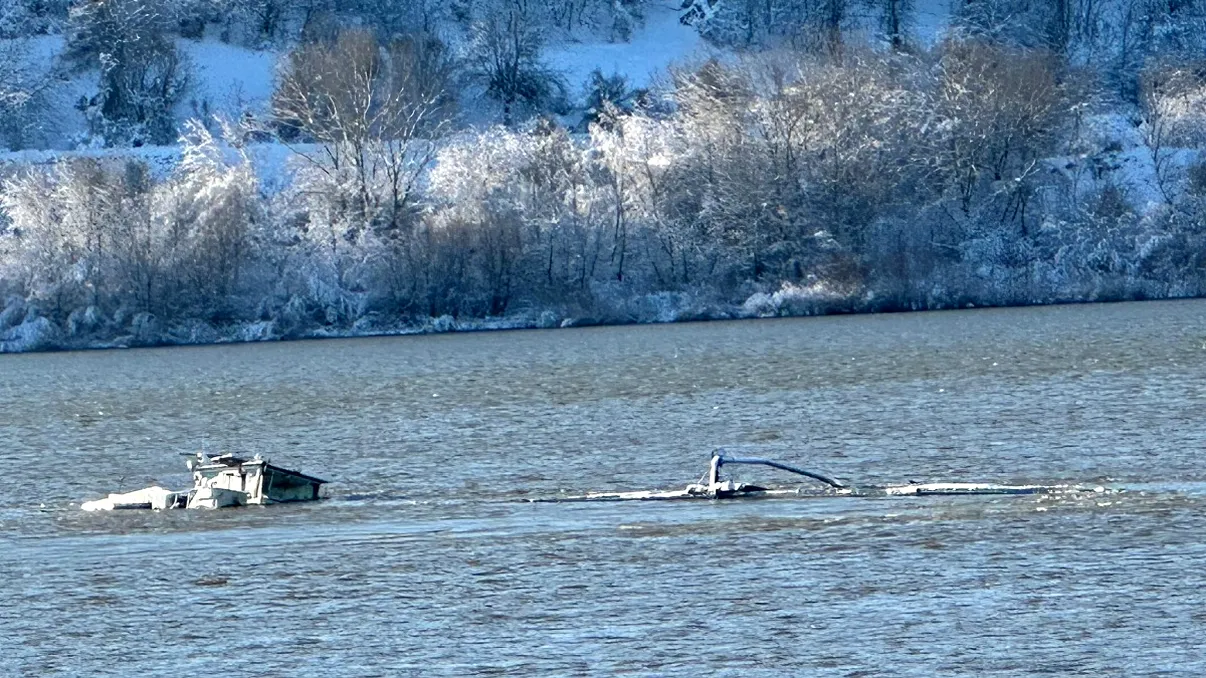 Pericol ecologic pe Dunăre: navă cu 1.100 de tone de îngrășământ chimic, în pericol de scufundare la Zimnicea