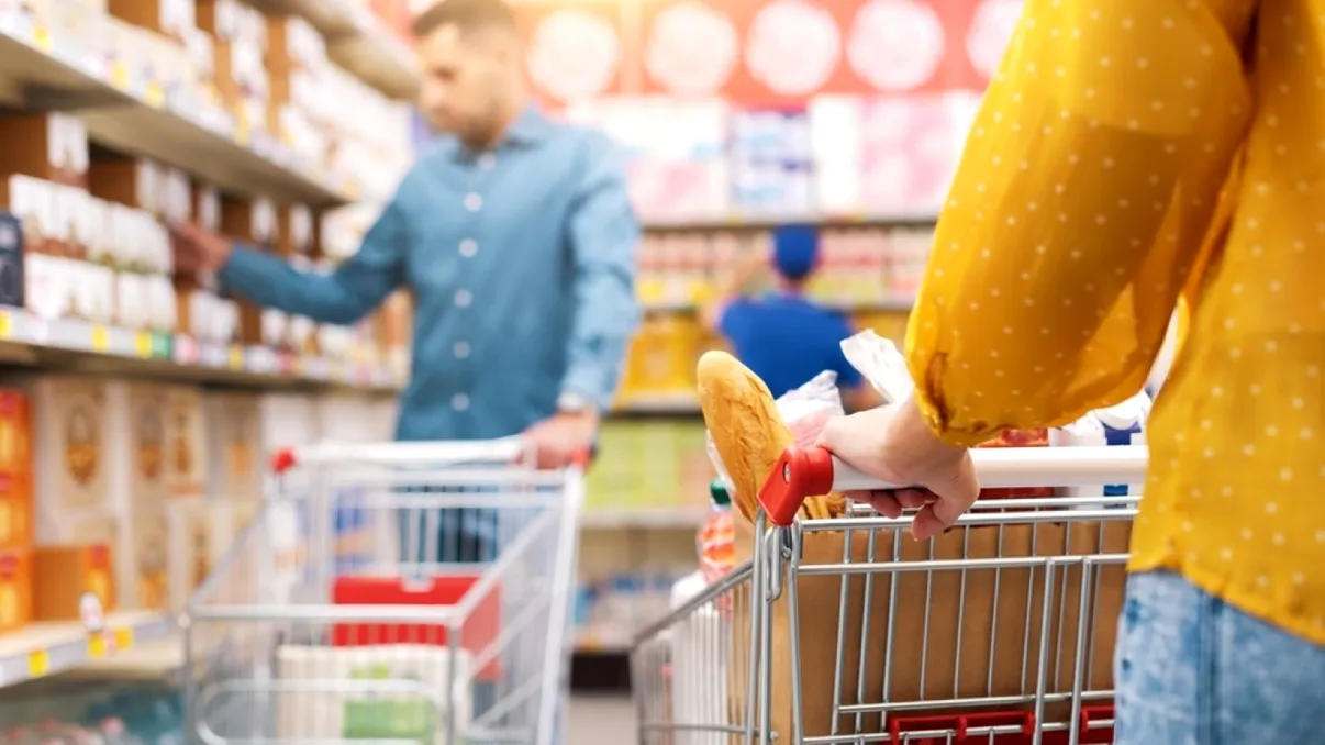 Lege nouă pentru plafonarea adaosului comercial la alimente. Când ar urma să se oprească scumpirile din magazine
