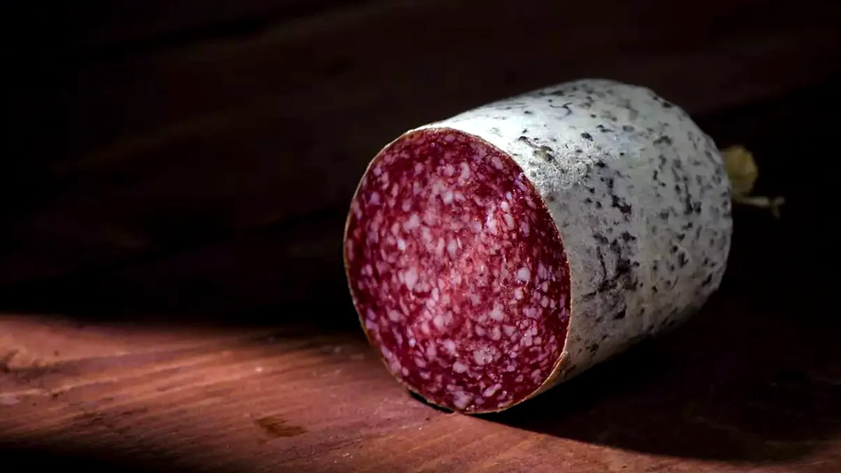 Salamul de Sibiu, făcut în Bacău. Cum a ajuns grosul producției departe de locul care l-a consacrat