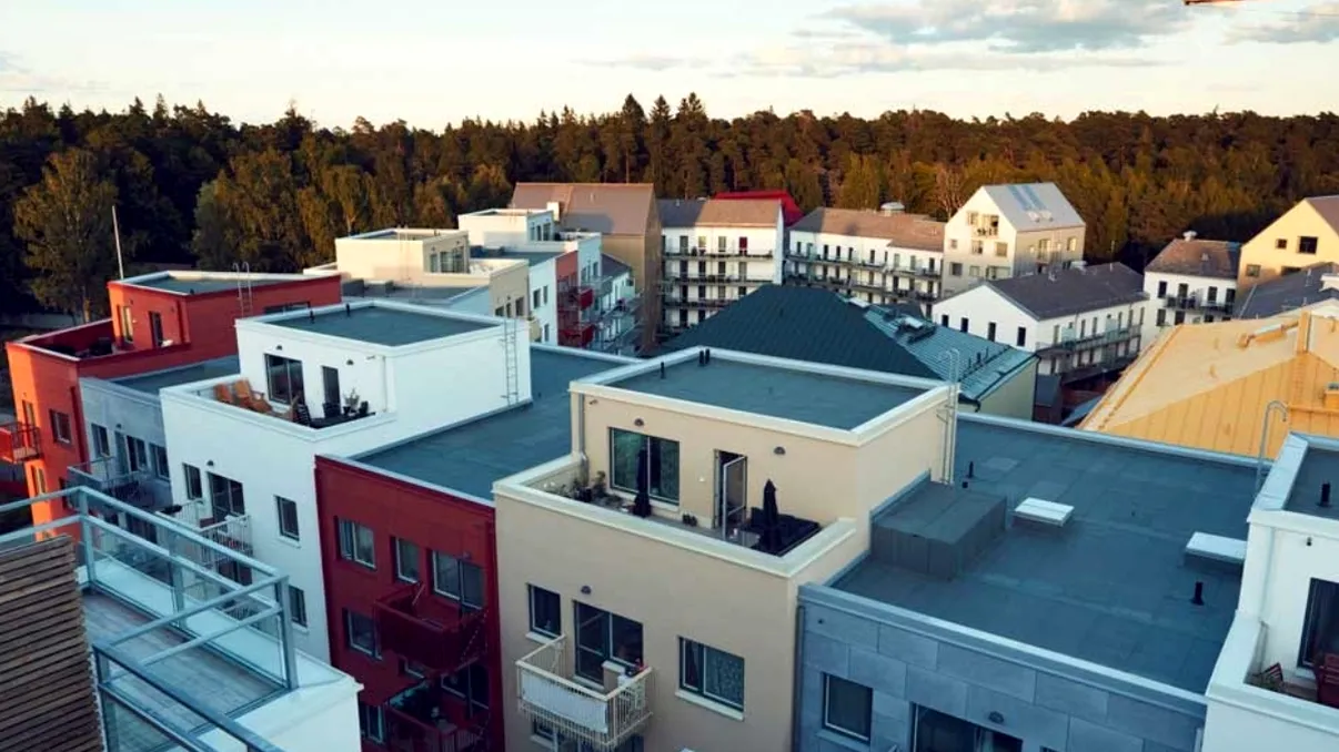 Terasa blocului, inundată în mod repetat. Cine este responsabil de repararea tavanului?