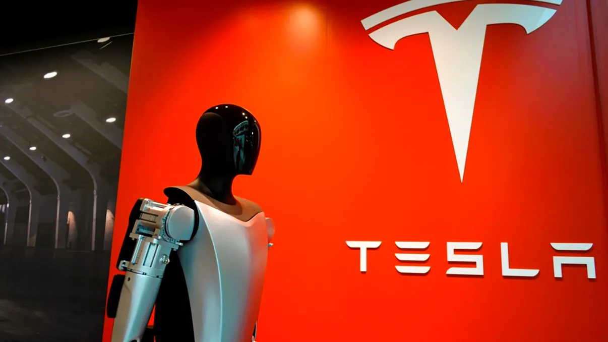 Elon Musk promite din nou că roboții Optimus ajung pe piață până în 2027, deși admite că e „cam optimist” cu termenele