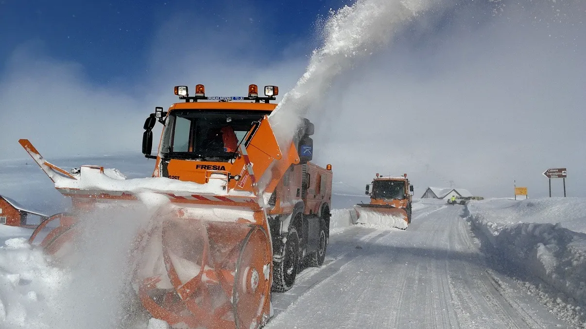 Trafic îngreunat pe DN 67C Novaci–Rânca din cauza vremii de iarnă – ce trebuie să știe șoferii