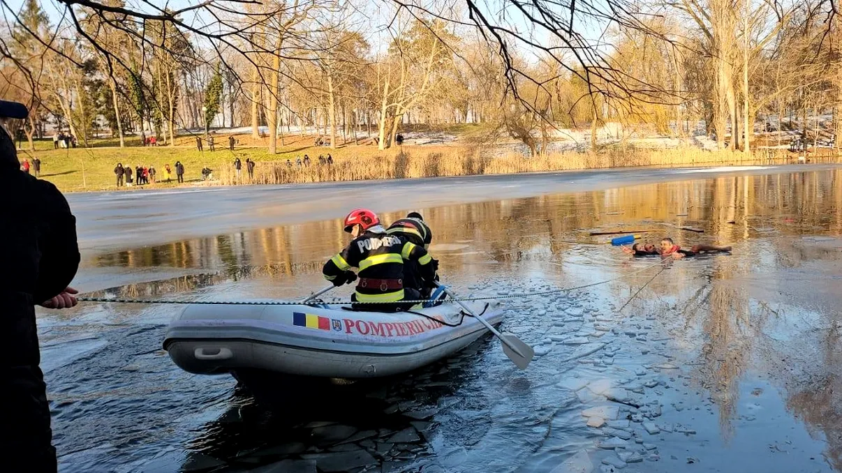 Un muncitor din Nepal a ținut fetița căzută în lacul înghețat din Craiova la suprafață. Operațiunea de salvare a fost filmată chiar de prefect: „Ana, dă din mânuțe” VIDEO