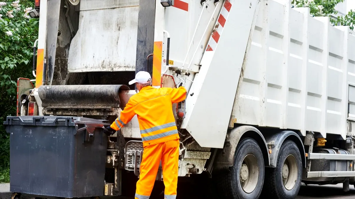 Un oraș din România mărește taxa pe gunoi cu 75%. Localnicii pot plăti peste 1.000 de lei