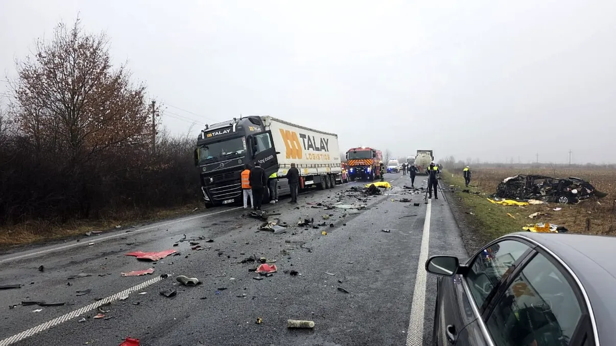 Un supraviețuitor al accidentului din Timiș ar fi oferit primele detalii despre momentul impactului. Volanul s-ar fi blocat în timpul depășirii