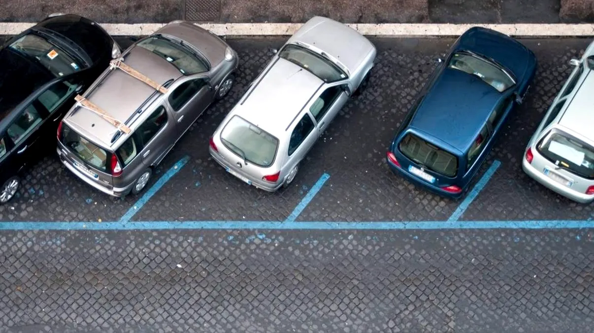 Unde plăteşti parcarea în Bucureşti: diferenţa dintre liniile albastre şi albe