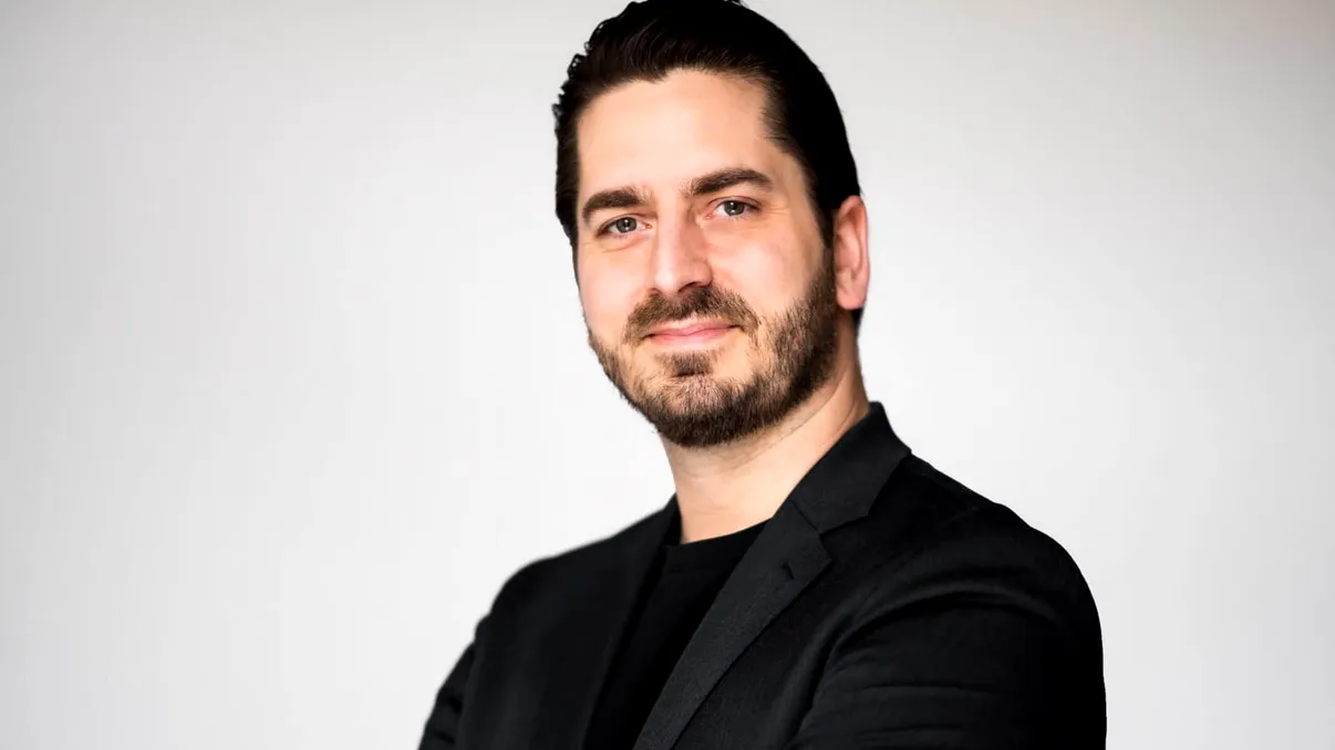 INTERVIU AI-ul care „ascultă” sute de ședințe în locul tău și îți livrează esențialul pe loc. De vorbă cu Johan Wadenholt Vrethem de la Voxo