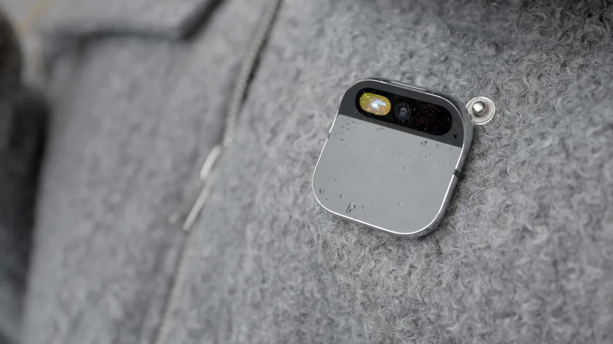 Apple ar pregăti un pin AI purtabil: miza, dincolo de Siri și iPhone