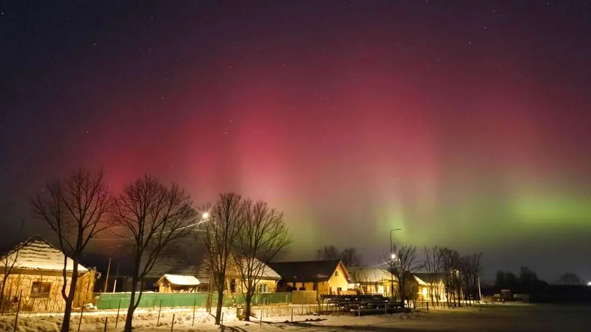 Spectacol pe cerul nopții, văzut și din România: Județele de unde s-a văzut aurora boreală în țara noastră FOTO