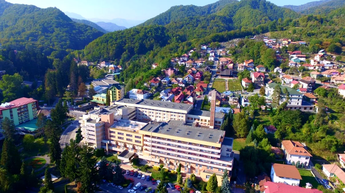 Stațiunea din România care se reinventează după ani de declin. Tobogane, piscină infinity, saune și apă termală extrasă de la 3.000 de metri