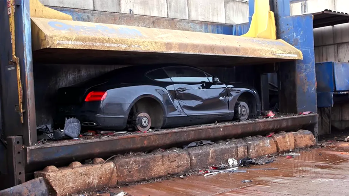 Mașini de sute de mii de euro, condamnate la presă de un tribunal. De ce au fost distruse un Bentley și un Mercedes - AMG