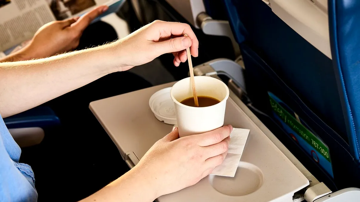 Cât de sigură este apa din avion? Un studiu arată că multe companii aeriene au probleme serioase