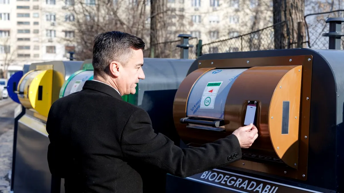 Marele oraş din România în care locuitorii vor arunca gunoiul cu un card special sau telefon. Ce sunt insulele ecologice