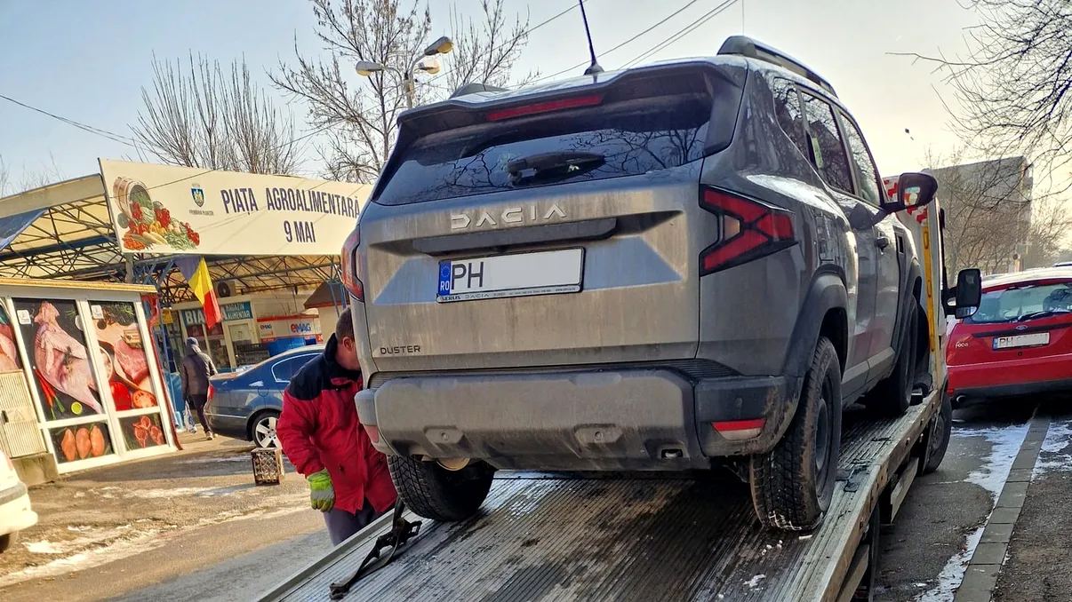 Ce a pățit în fața blocului cu Dacia Duster un șofer. ”Astăzi la -11 grade s-a cam rupt lanțul de iubire”