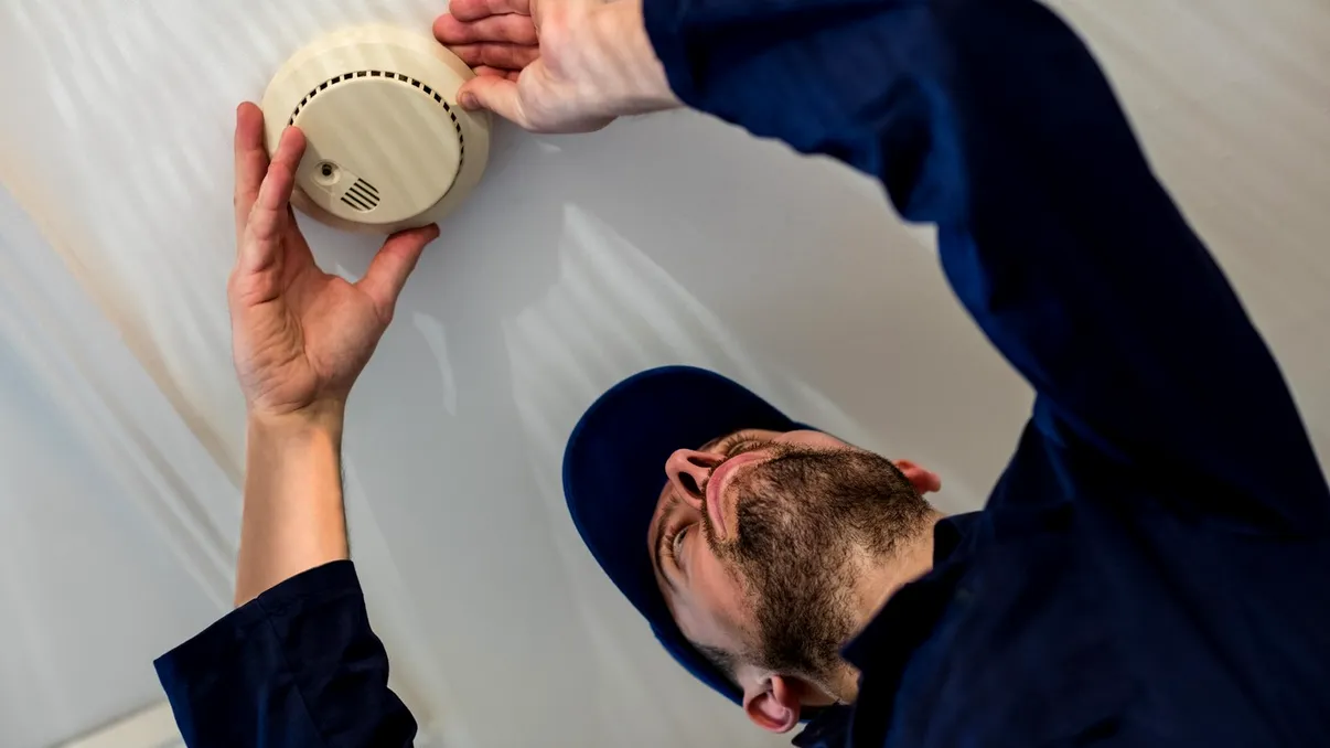 Un detaliu ignorat în multe locuințe: cum verifici dacă detectorul de fum este funcțional