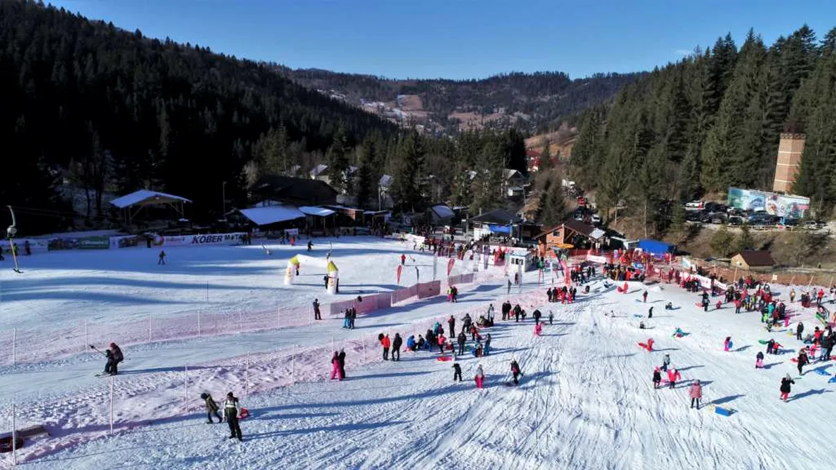 Preţuri 2026 pentru pârtia de schi şi săniuş din Durău. Zilele în care plăteşti două abonamente la preţ de unu