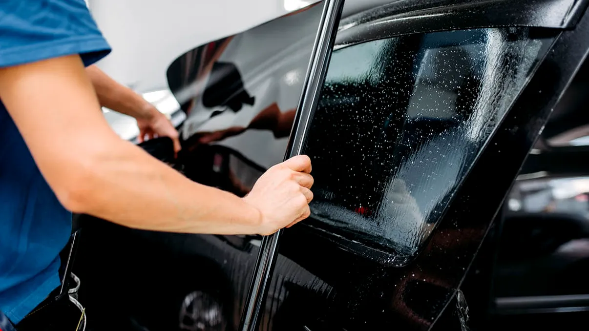 Folii pe geamuri în 2026: ce e legal, ce nu și cum te poate sancționa RAR-ul la control