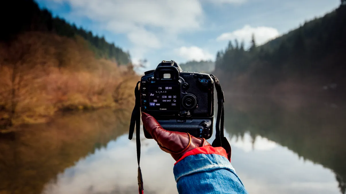 Cum reușești timelapse fluent: intervalometru, expunere constantă și flicker redus