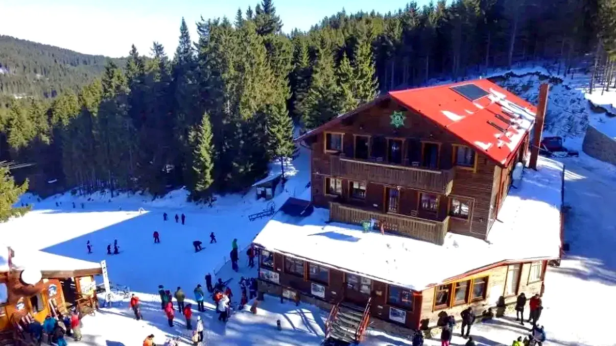 Cât costă să te dai cu schiurile în Harghita Băi în 2026: preţuri şi pentru sanie