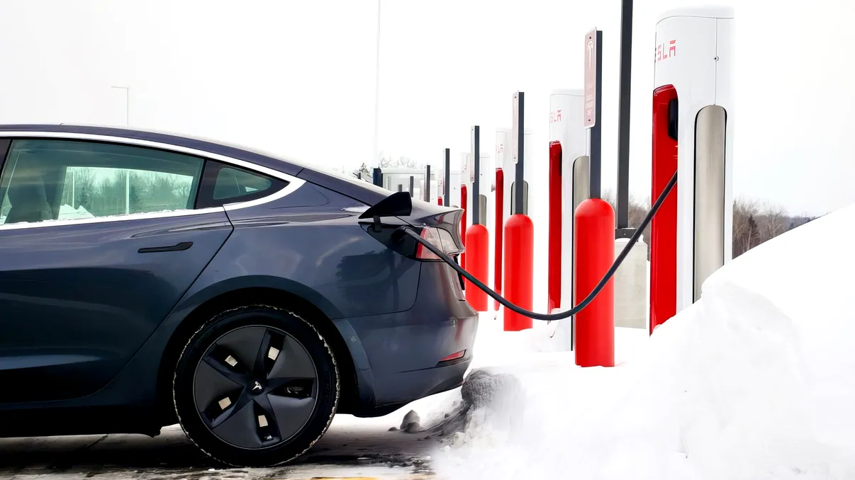 Test ADAC la rece și autostradă: cât din autonomia WLTP mai oferă, în realitate, electricele mari