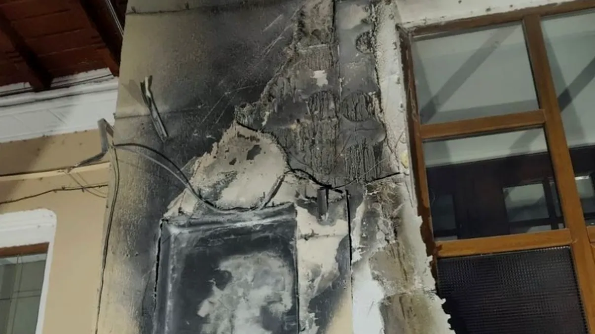 Incendiu la Liceul Economic din Târgu Jiu. Sute de elevi au fost evacuaţi