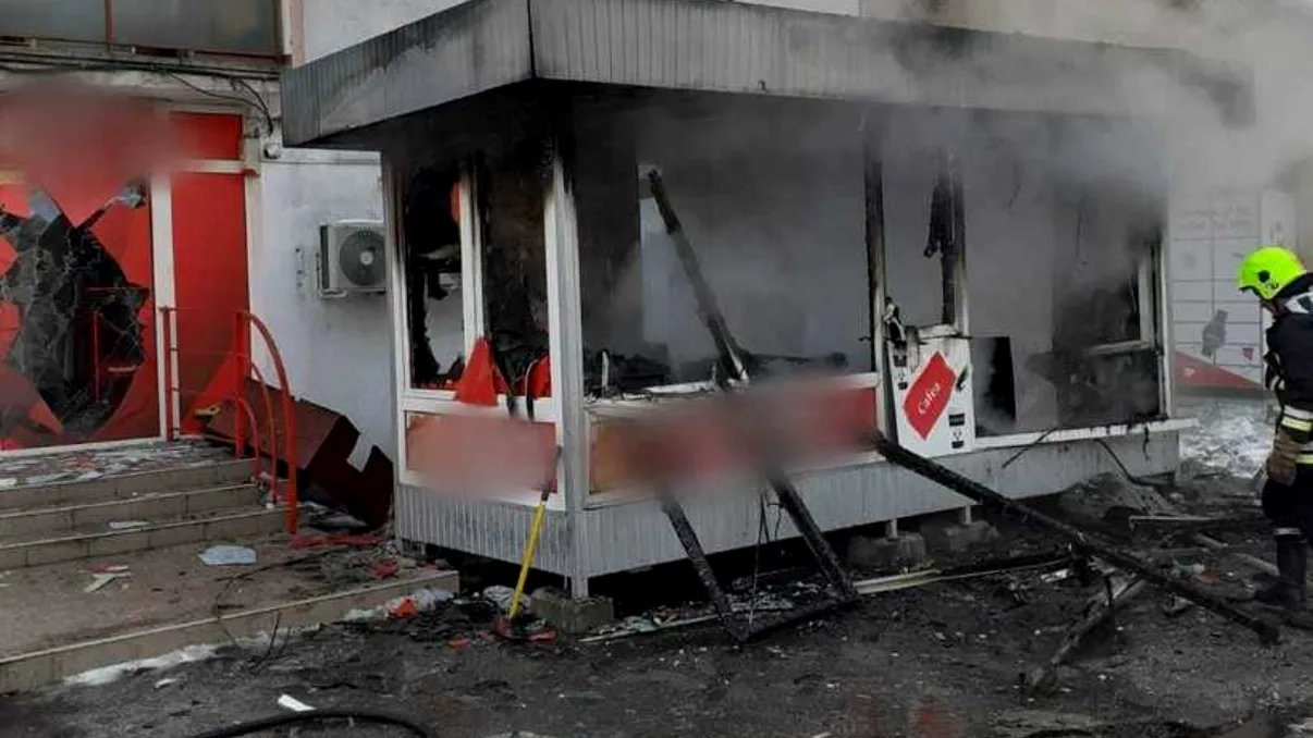 Explozie într-o plăcintărie din Gherla, după un incendiu. Geamurile clădirilor din zonă au fost sparte