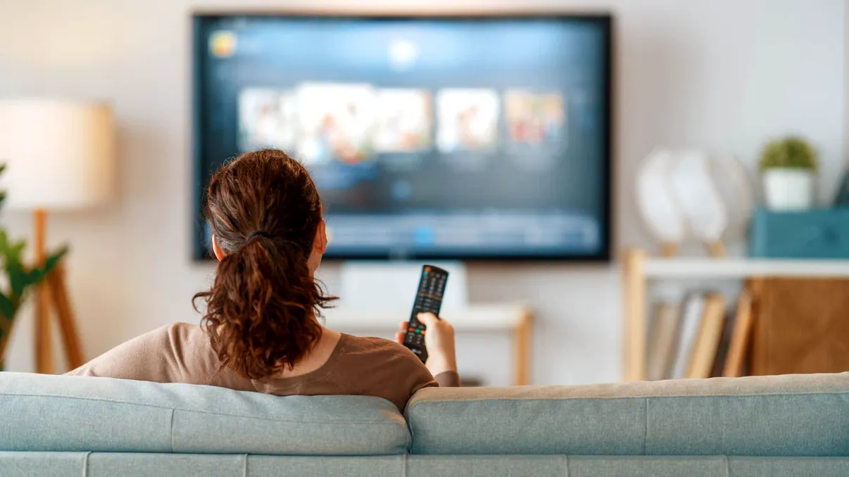 Dependența de seriale și programe TV, tot mai des asociată cu singurătatea, arată un studiu recent