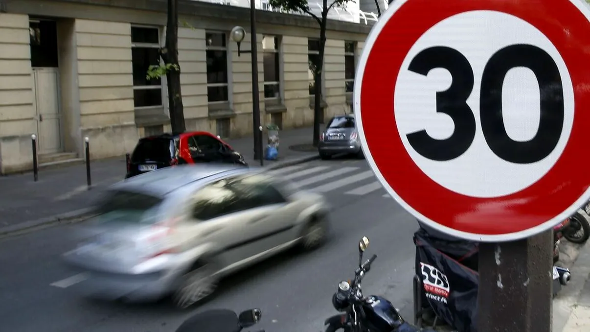 Depășirea limitei cu 1–10 km/h în 2026: când scapi cu avertisment și când nu ai noroc