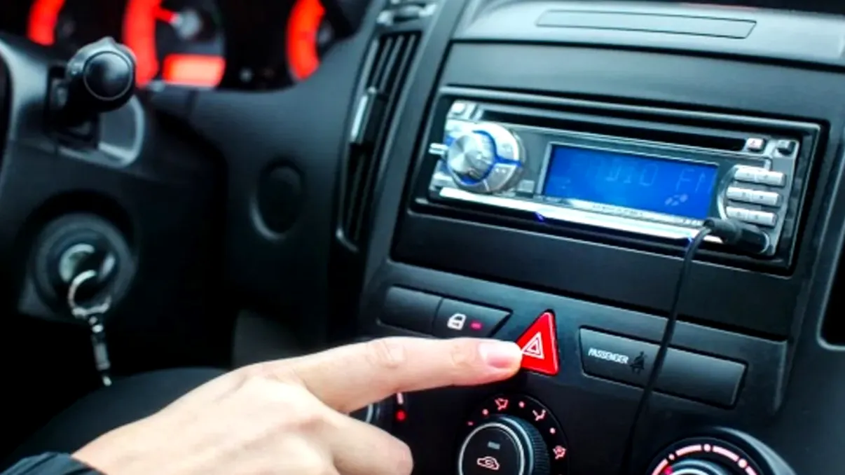 Când porneștii avariile la mașină fără amendă de 1.000 de lei, conform Codului Rutier, nu ca să-ți cumperi pâine sau să-ți lași copilul la școală