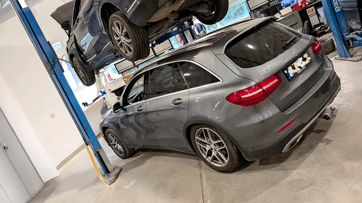 S-a dus cu Mercedes la reprezentanță și a ieșit cu „verdict de casare”: cum poate un plug-in hibrid să ajungă victimă între diagnoze greșite, compromisuri și un raport care nu exista