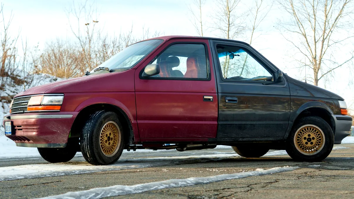 Ce se întâmplă dacă tai două mașini în jumătate și le sudezi împreună